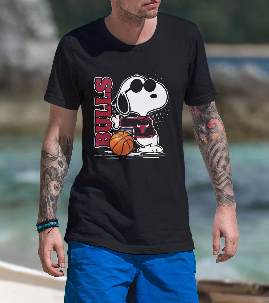Bulls Snoopy With Basketball And Chicago Bulls Red T-Shirt