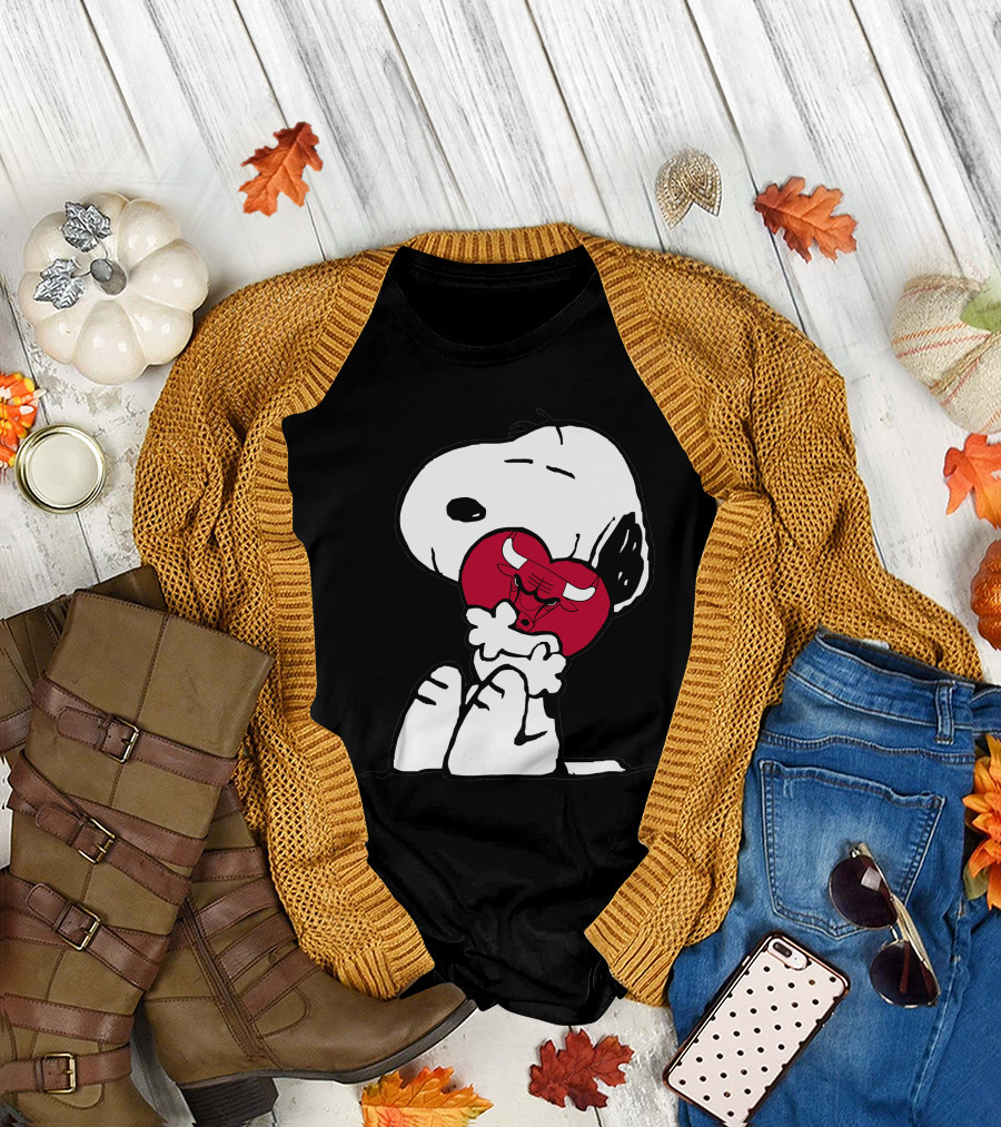 Snoopy Hugging Chicago Bulls Basketball Heart T-Shirt