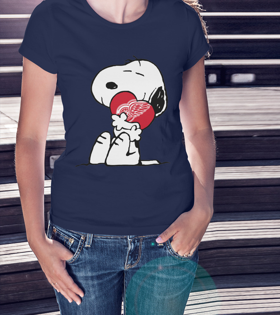 Detroit Redwings Snoopy Hugging Heart T-Shirt