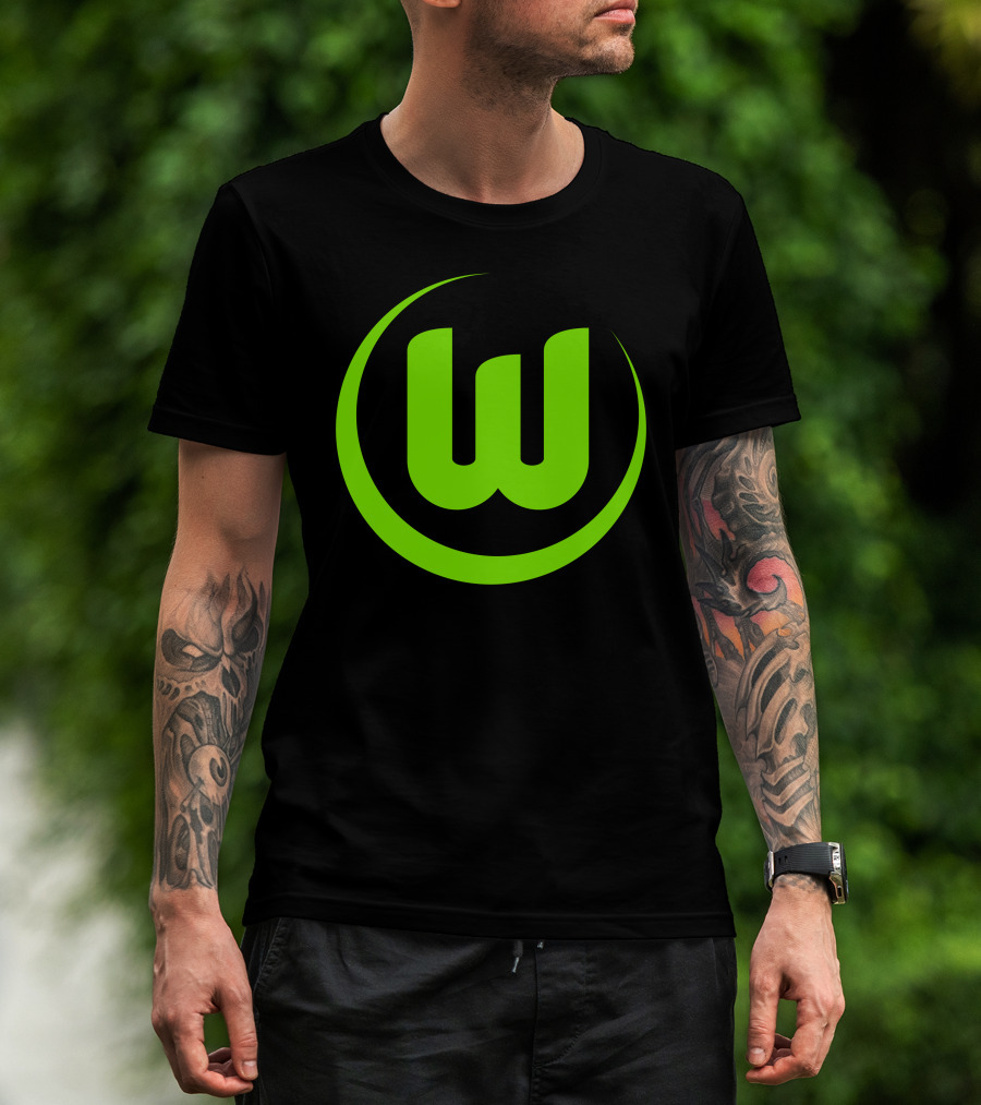 Man with tattoos models Vfl Wolfsburg Die W-Green T-Shirt outdoors.