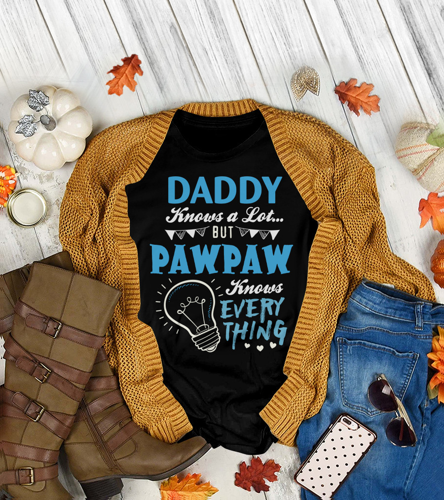 DADDY Knows a Lot But PAWPAW Knows EVERYTHING Lightbulb Hearts T-Shirt