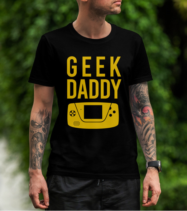 GEEK DADDY Retro Handheld Console Enthusiast T-Shirt