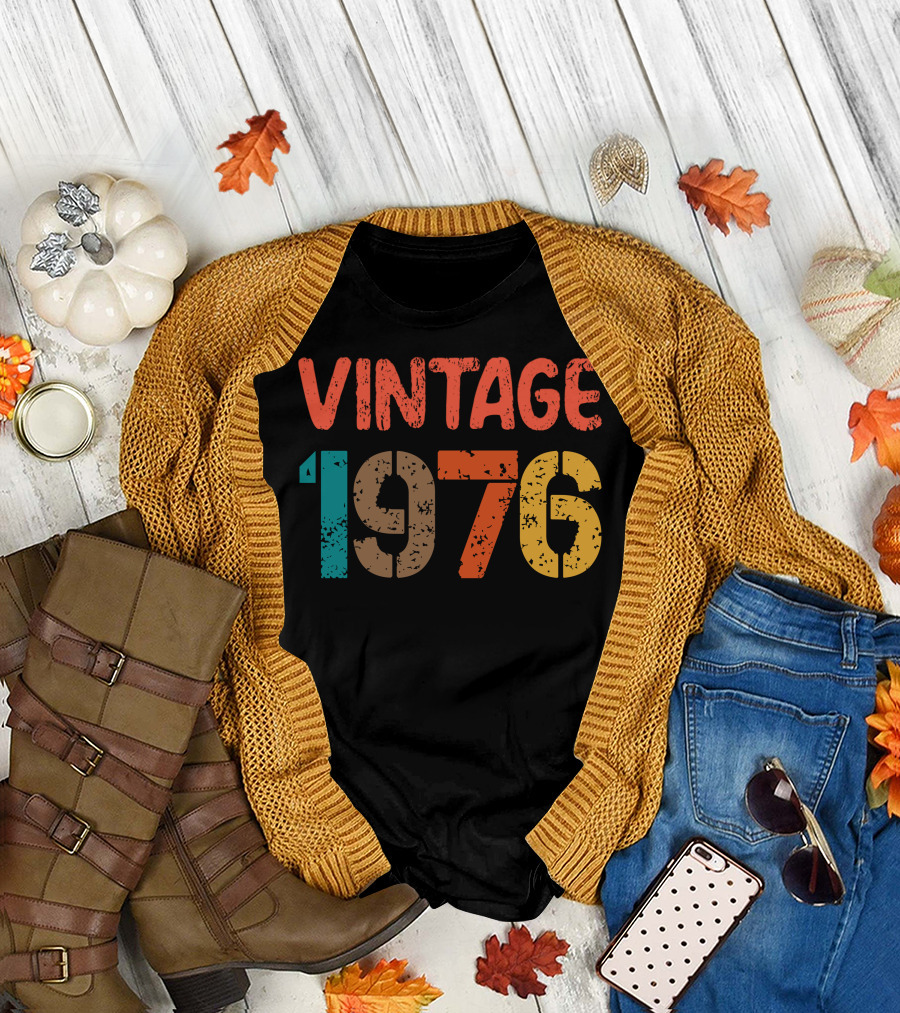 Vintage 1976 Retro Distressed Style Typography T-Shirt