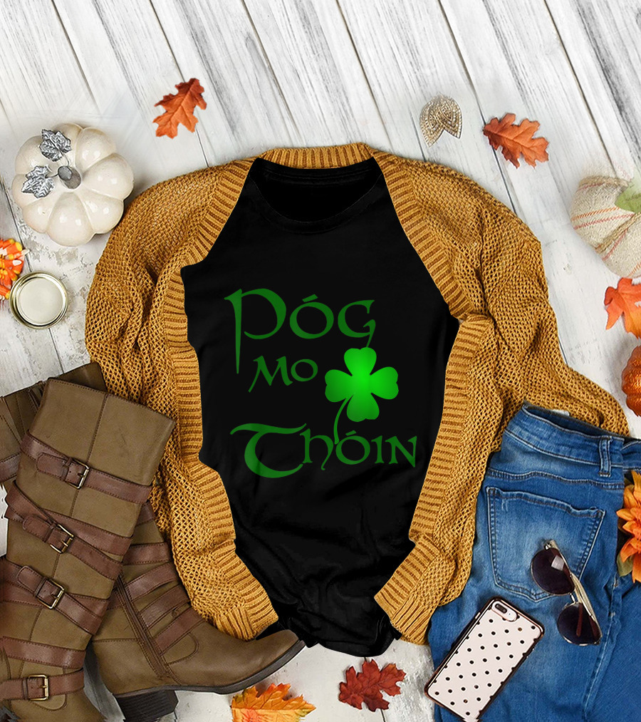 Póg Mo Thóin Gaelic Saying with Irish Shamrock T-Shirt