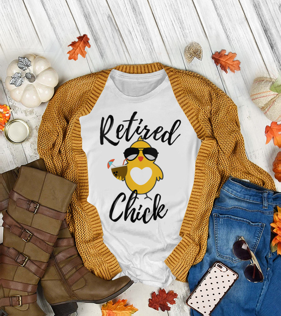 Retired Chick Funny Retirement Party Chicken Cute with Sunglasses and Drink T-Shirt