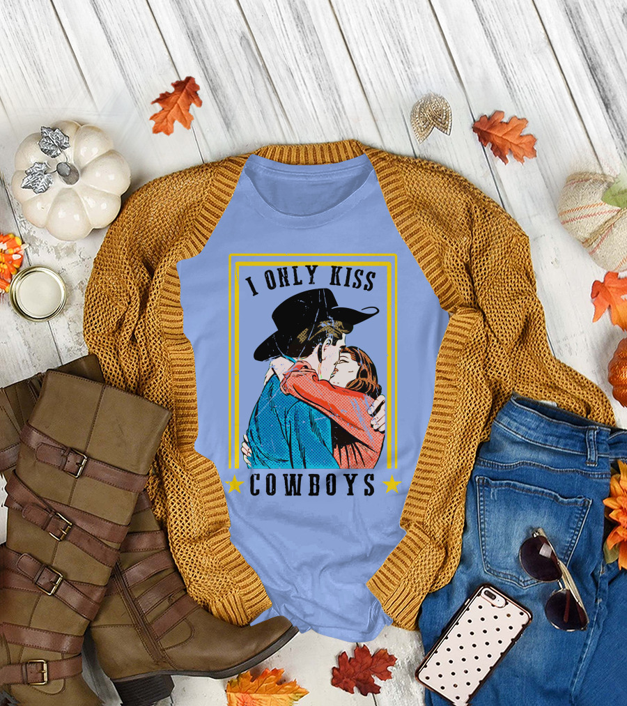I Only Kiss Cowboys Vintage Couple Embrace Valentines Day T-Shirt