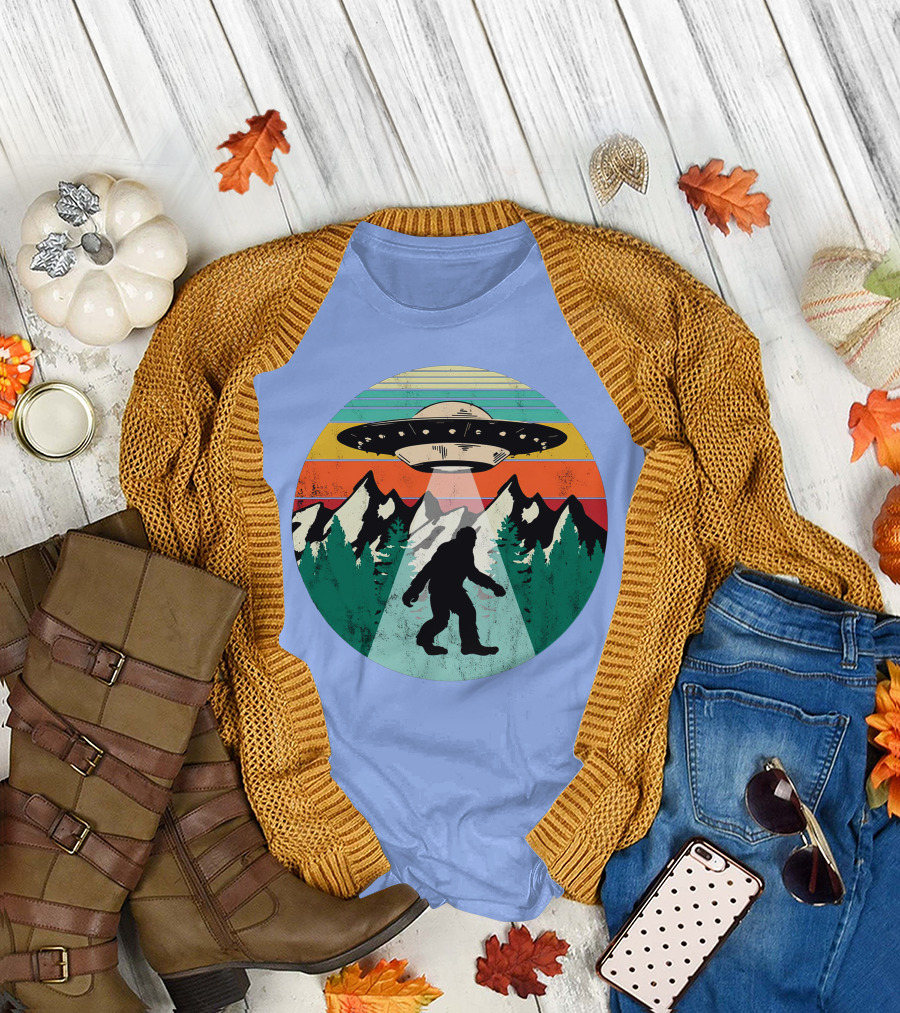 Bigfoot Funny UFO Alien Abduction Cryptozoology Sunset Retro Mountains T-Shirt