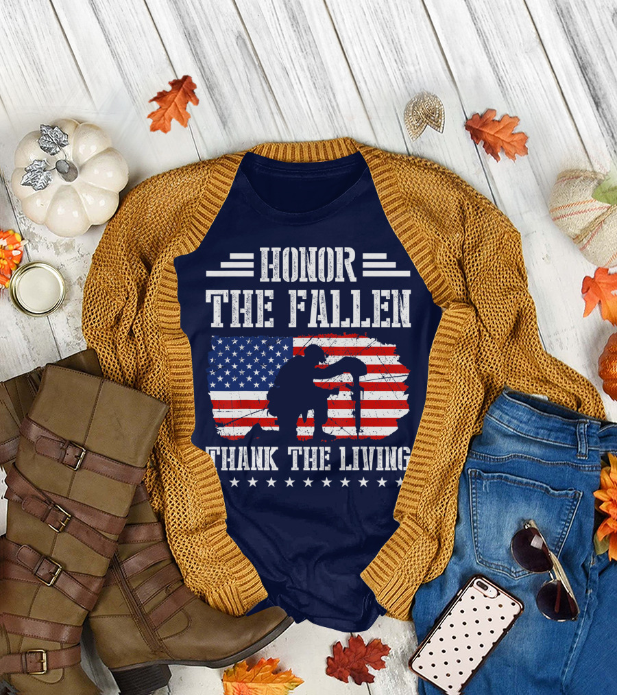 Honor The Fallen Thank The Living Memorial Day with American Flag and Soldier Kneeling T-Shirt