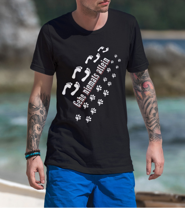 Gehe Niemals Allein Human Footprints And Paw Prints T-Shirt