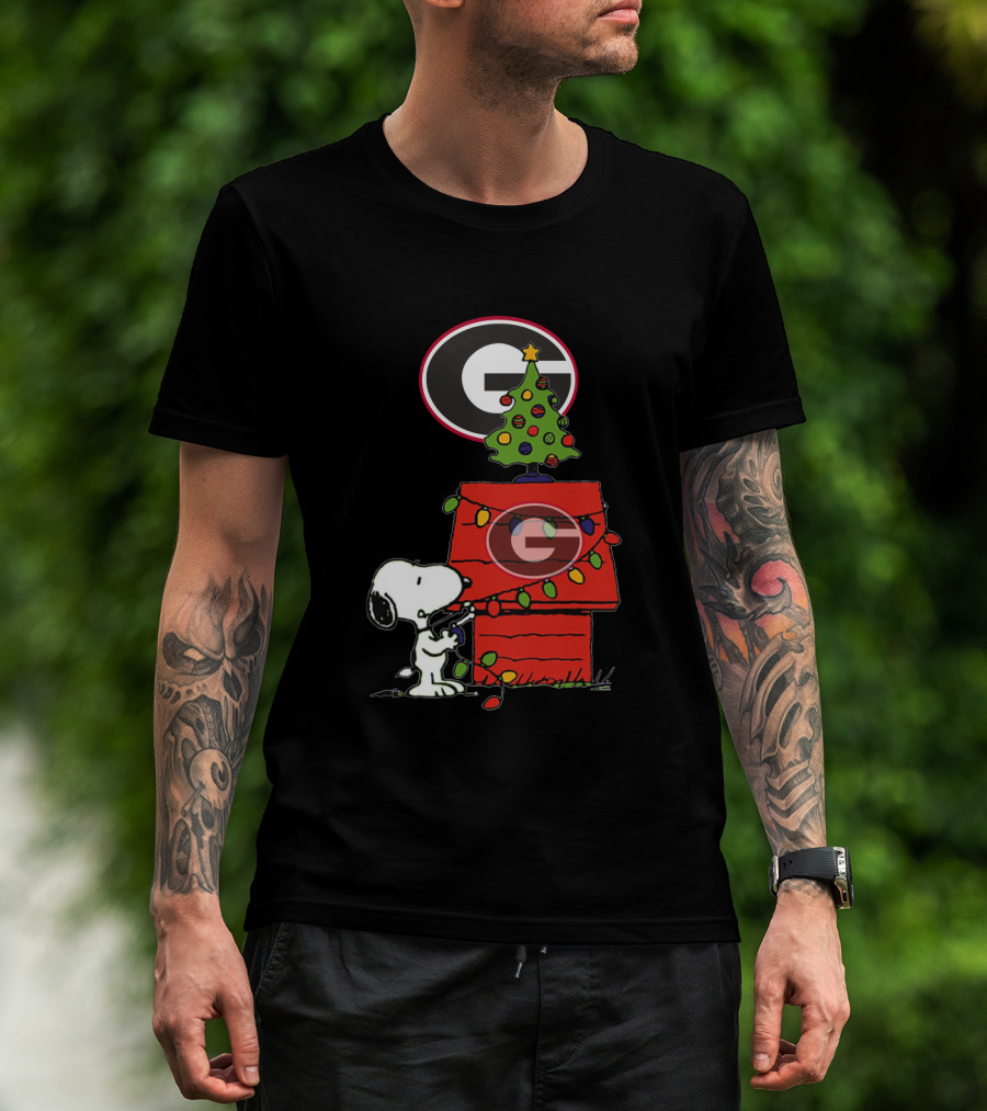 Snoopy Christmas Georgia Bulldogs Football Tree And Doghouse T-Shirt