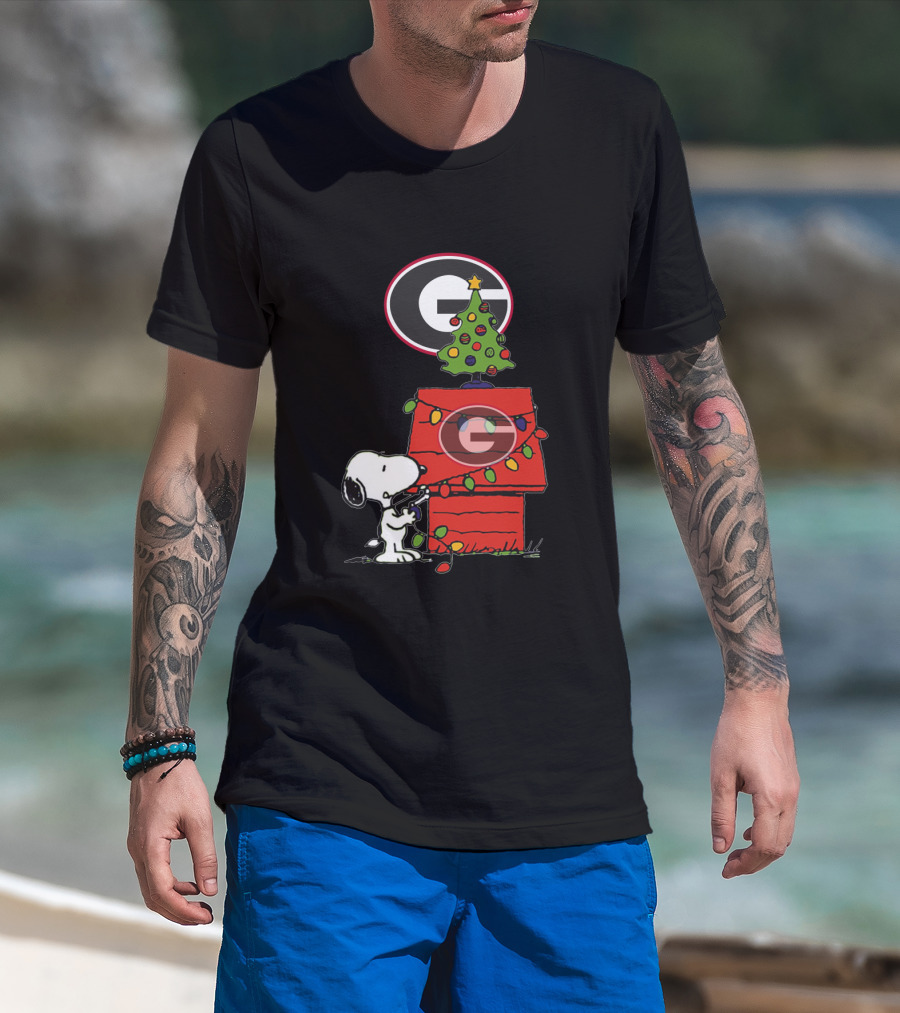 Snoopy Christmas Georgia Bulldogs Football Tree And Doghouse T-Shirt