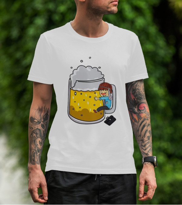 Beer Mug Hug With Traveler Cartoon Character T-Shirt