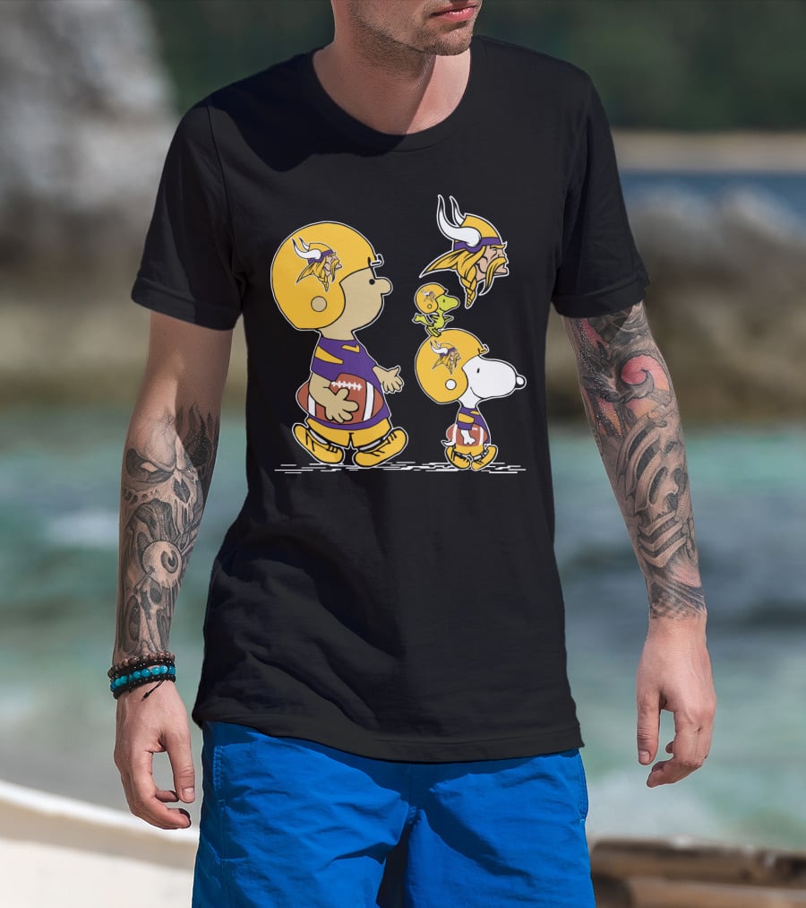 Christmas Peanuts Cute Football Vikings Charlie Brown Snoopy Woodstock T-Shirt