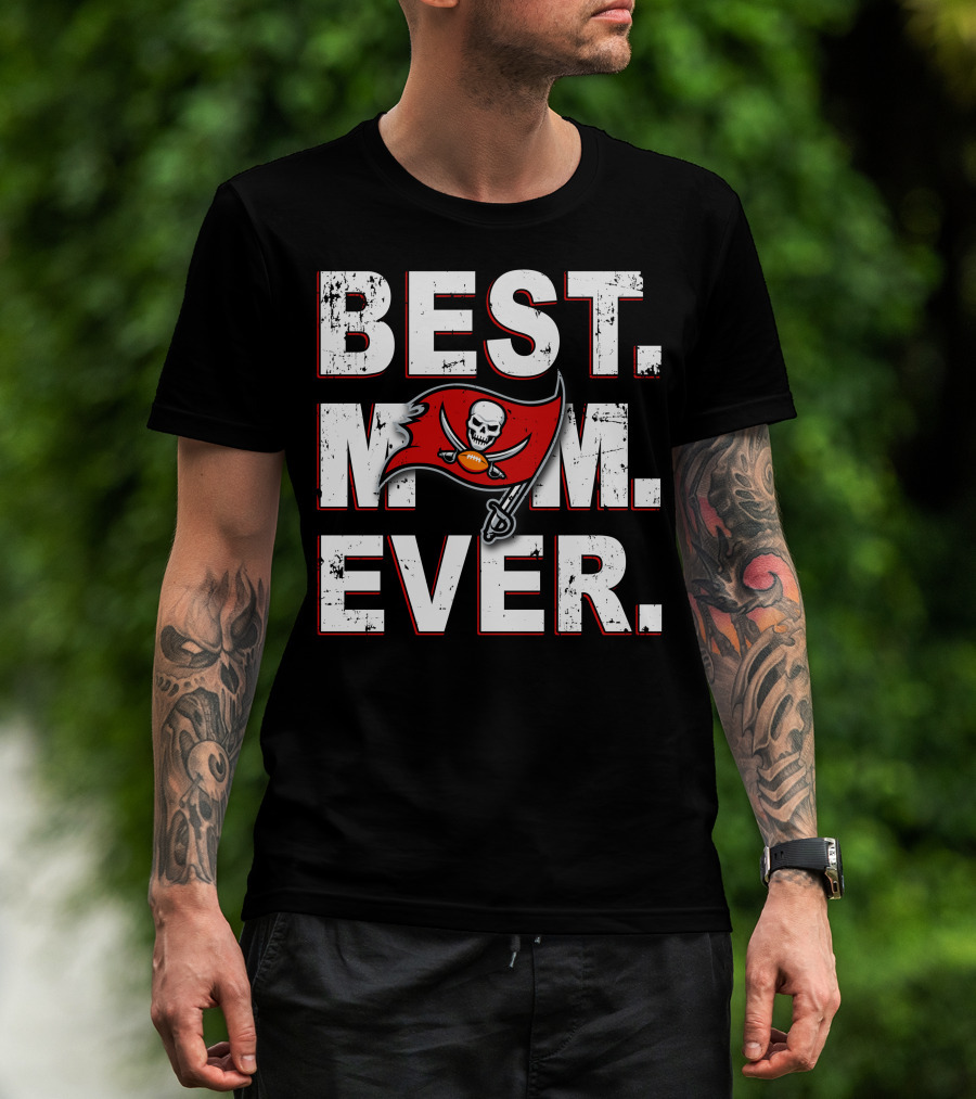 Best Mom Ever Buccaneers Flag Skull And Swords T-Shirt