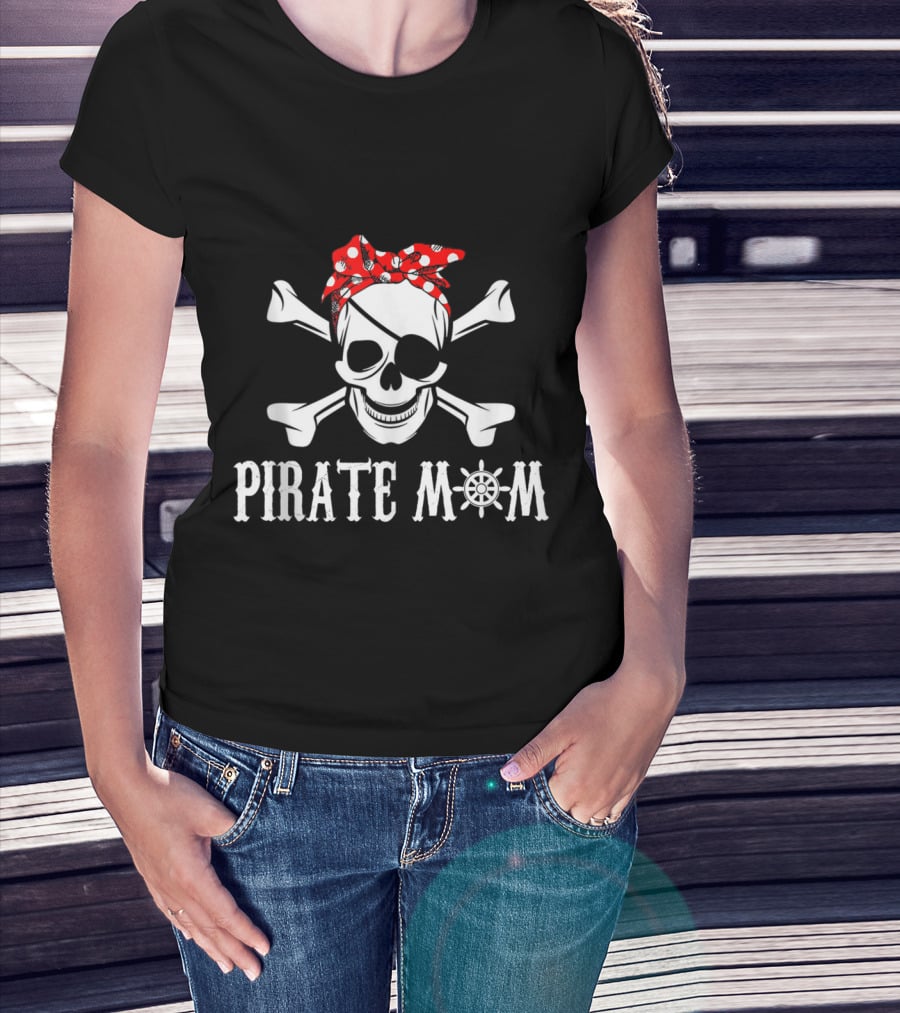 Pirate Mom Skull And Crossbones With Red Bandana And Wheel T-Shirt