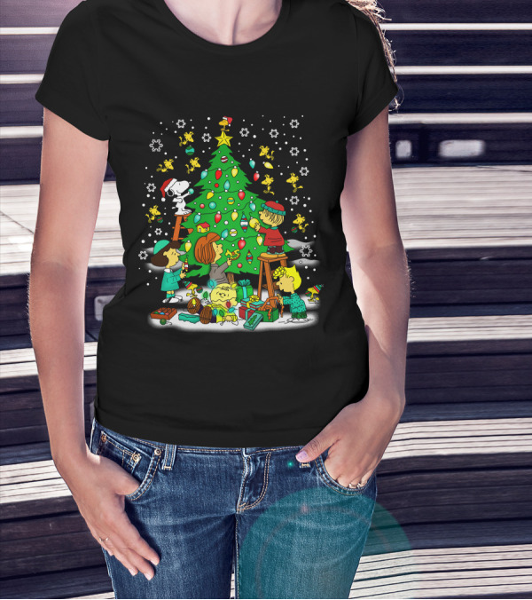 Peanuts Noel Christmas Tree Decorating With Snoopy And Friends T-Shirt
