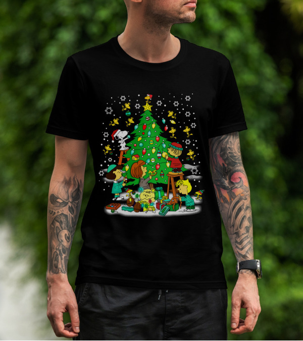 Peanuts Noel Christmas Tree Decorating With Snoopy And Friends T-Shirt