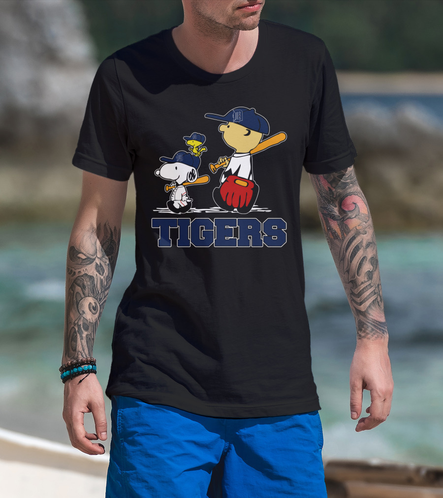 Snoopy And Woodstock Detroit Tigers Baseball Fans Peanuts Characters T-Shirt