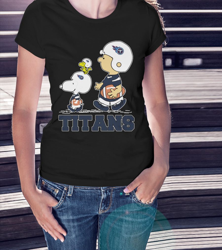 Snoopy And Woodstock With Tennessee Titans Helmets And Footballs T-Shirt