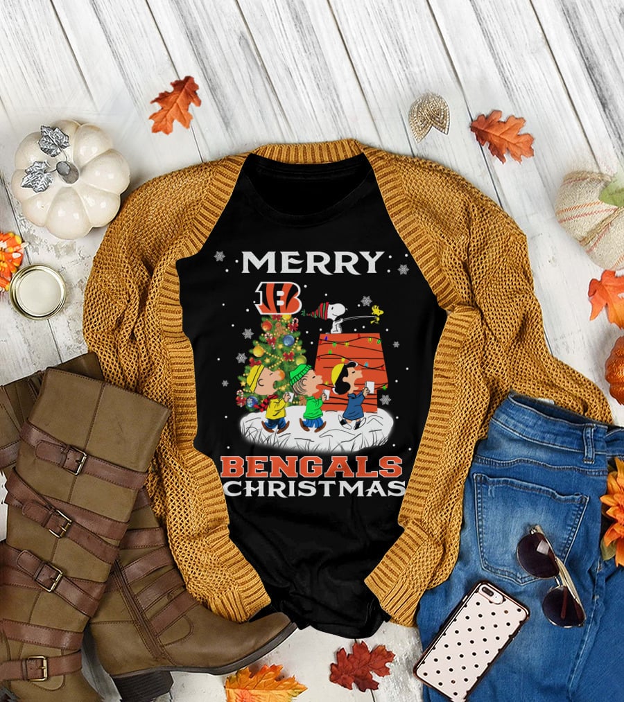 Merry Cincinnati Bengals Christmas Snoopy Woodstock Charlie Brown Linus Lucy T-Shirt