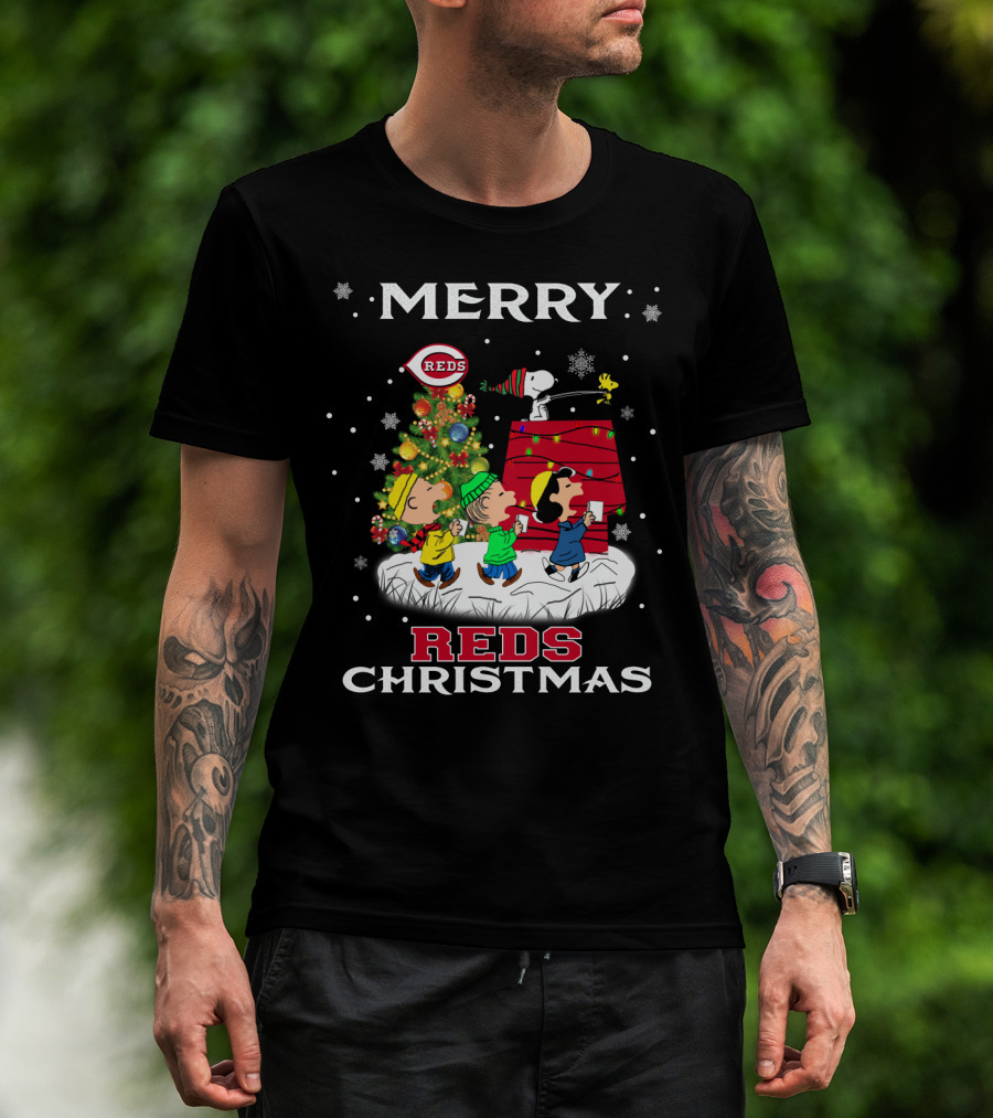 Merry Cincinnati Reds Christmas Snoopy Charlie Brown Woodstock T-Shirt