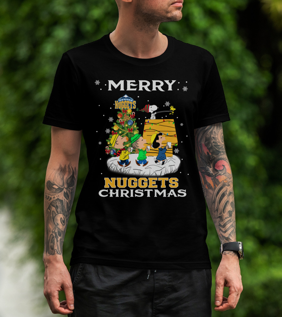 Merry Denver Nuggets Christmas Peanuts Characters And Snoopy Decorate Tree T-Shirt