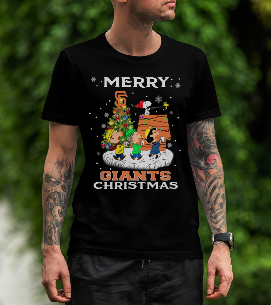 Merry San Francisco Giants Christmas Snoopy Woodstock Peanuts Tree Snowflakes T-Shirt