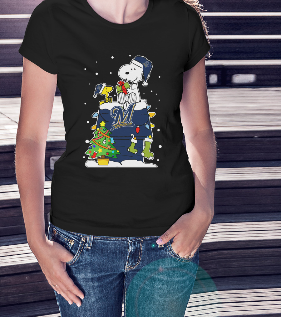 Milwaukee Brewers Snoopy Christmas Tree And Woodstock Gift Scene T-Shirt
