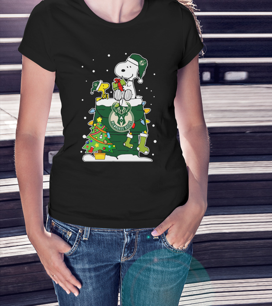 Milwaukee Bucks Snoopy And Woodstock Christmas Scene T-Shirt