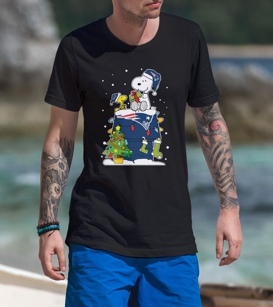 Snoopy And Woodstock Celebrate New England Patriots Christmas T-Shirt