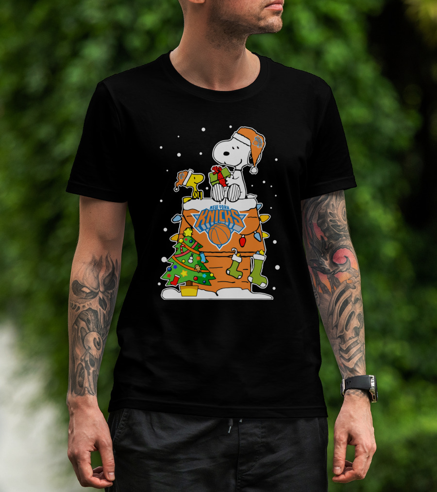 New York Knicks Christmas Snoopy And Woodstock Holiday Scene T-Shirt