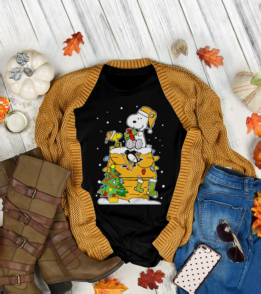 Snoopy And Woodstock Celebrate Christmas With Pittsburgh Penguins Hockey Holiday Scene T-Shirt
