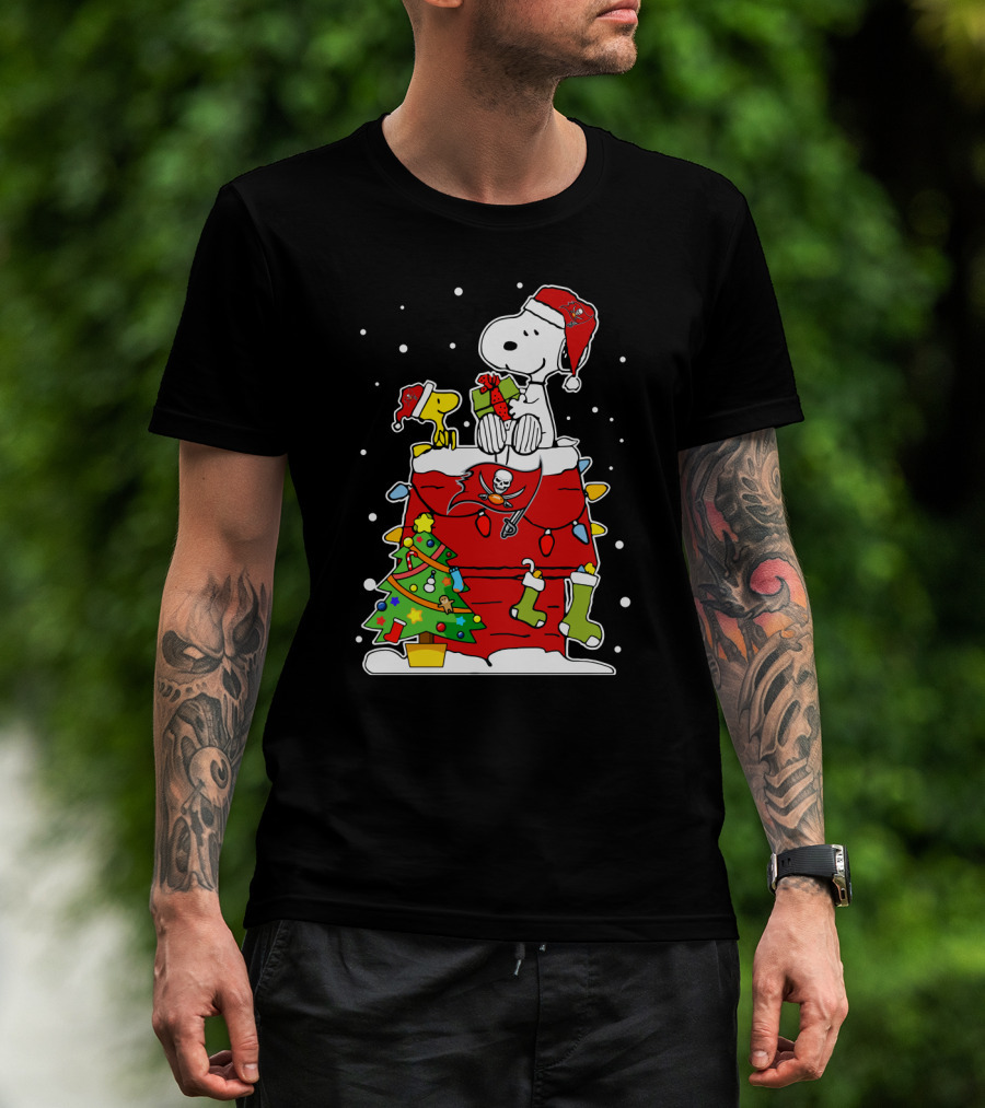 Tampa Bay Buccaneers Snoopy Christmas Santa Hat Holiday Fan Gift T-Shirt