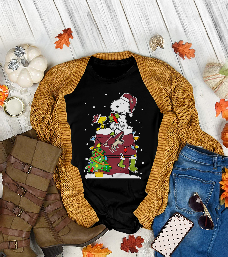 Arizona Coyotes Christmas Snoopy And Woodstock With Presents And Tree T-Shirt