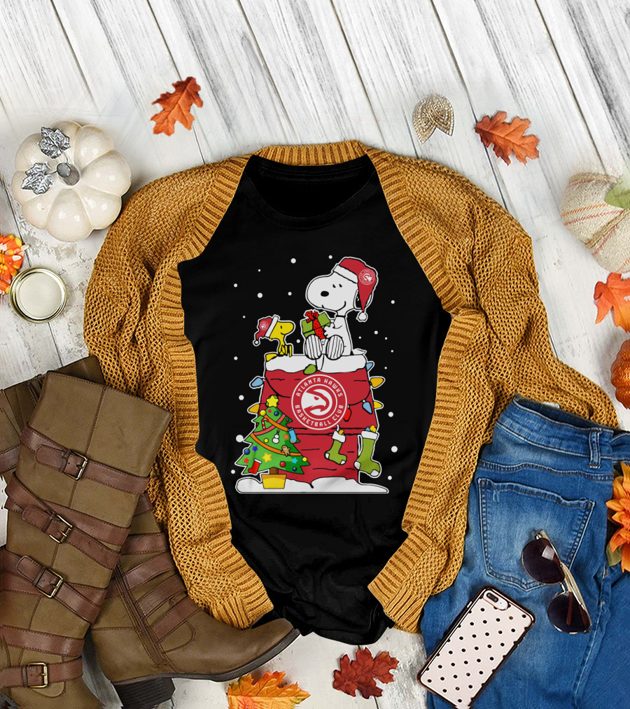 Atlanta Hawks Basketball Club Snoopy Christmas Holiday Scene T-Shirt