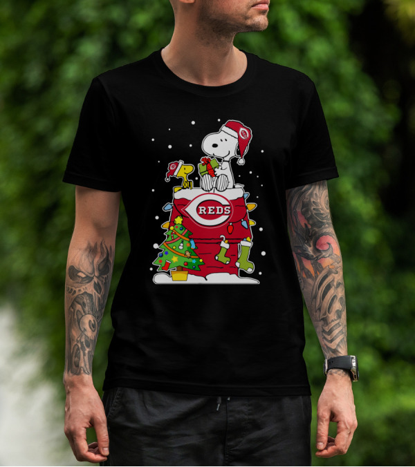 Cincinnati Reds Snoopy Christmas With Tree And Woodstocks Wearing Santa Hats T-Shirt