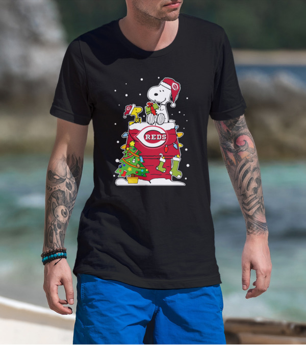Cincinnati Reds Snoopy Christmas With Tree And Woodstocks Wearing Santa Hats T-Shirt