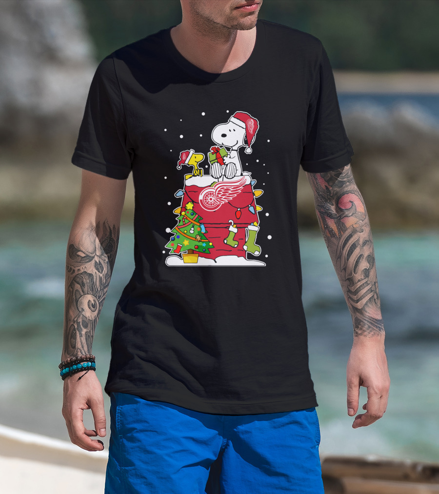 Detroit Red Wings Snoopy And Woodstock Christmas Scene T-Shirt