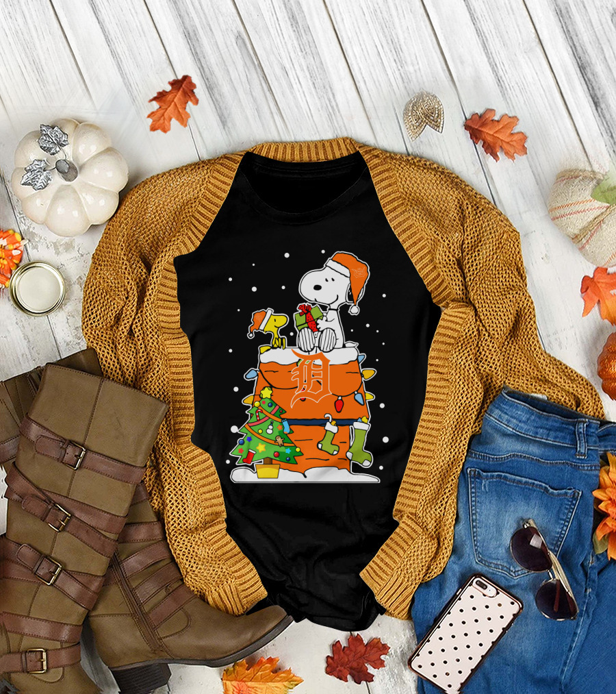 Snoopy and Woodstock Christmas Detroit Tigers Festive Scene T-Shirt