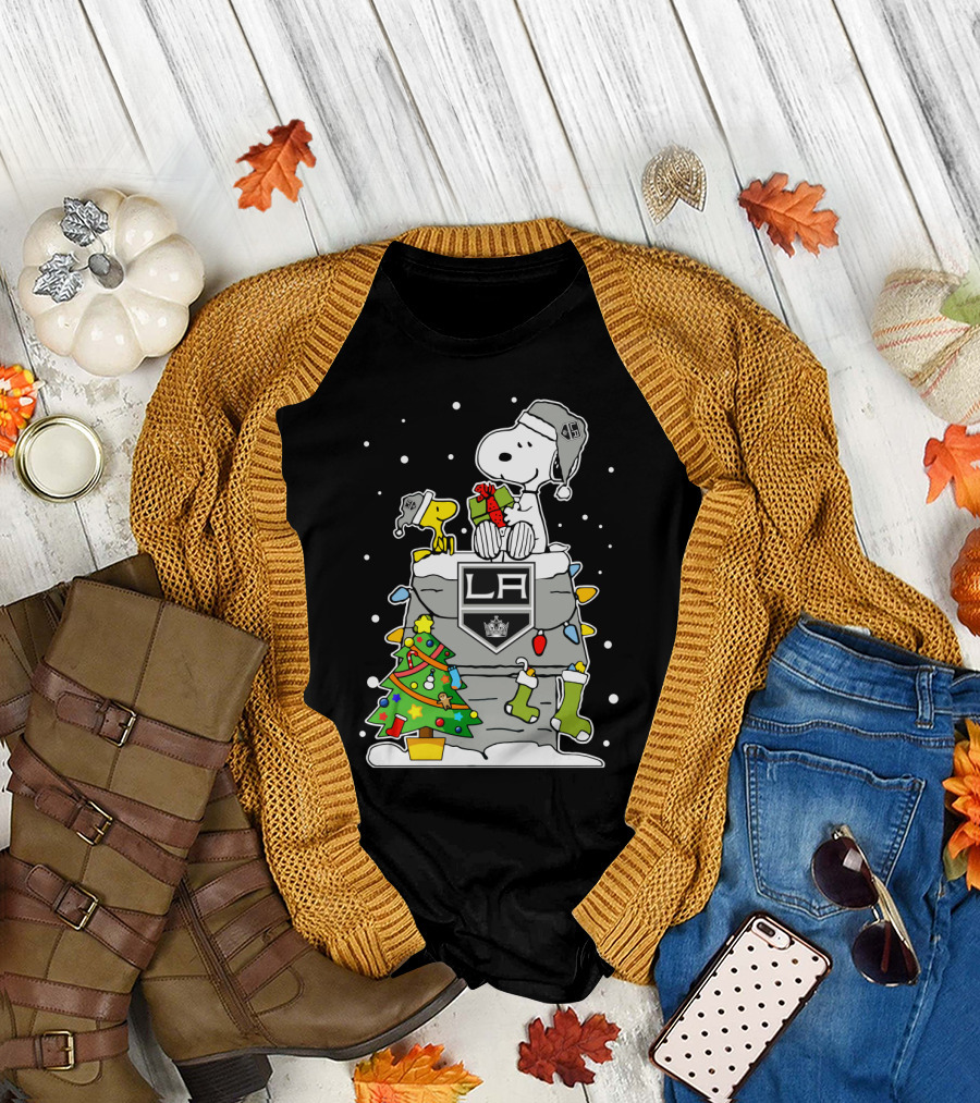 Los Angeles Kings Snoopy and Woodstock Christmas Gift Scene T-Shirt