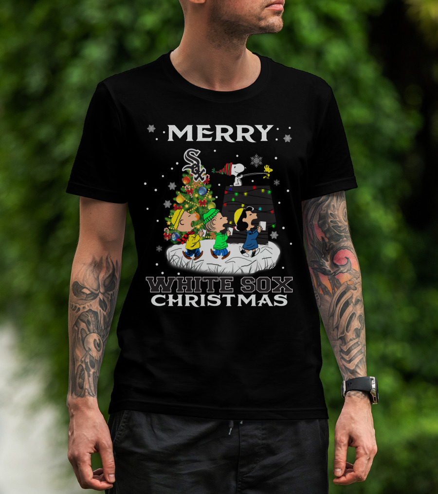 Merry Chicago White Sox Christmas Featuring Snoopy And Peanuts Characters T-Shirt
