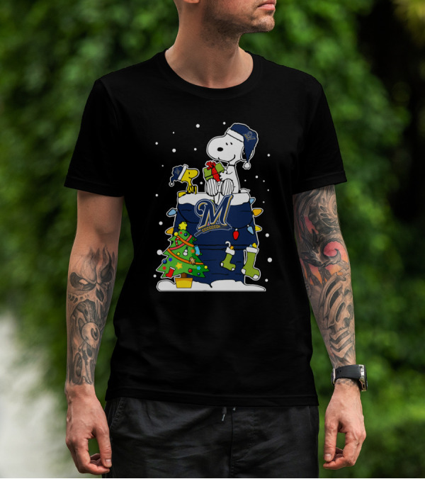 Milwaukee Brewers Snoopy Christmas With Tree And Presents T-Shirt