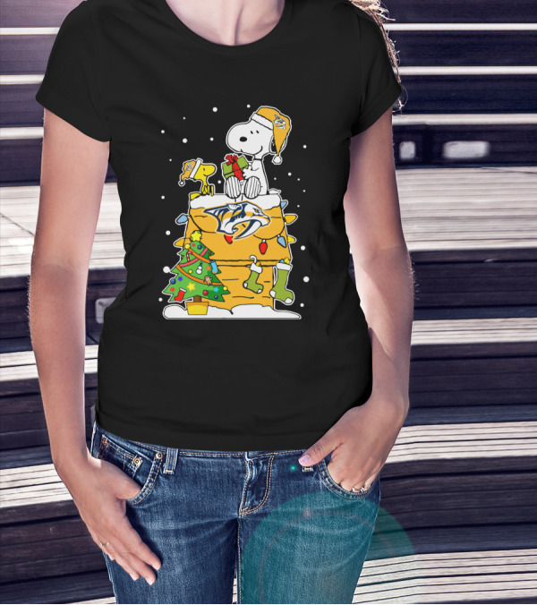 Nashville Predators Snoopy Christmas Doghouse With Woodstock And Holiday Decor T-Shirt