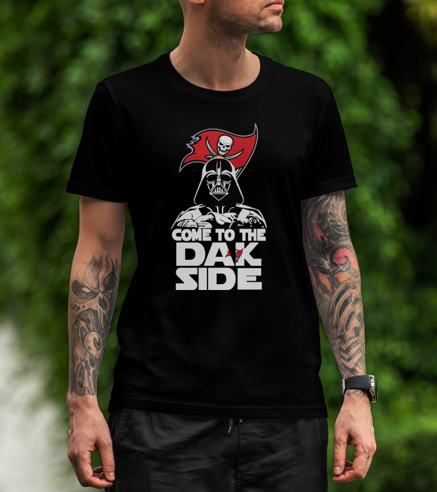 Come To The Dak Side With Darth Vader And Tampa Bay Buccaneers Flag T-Shirt