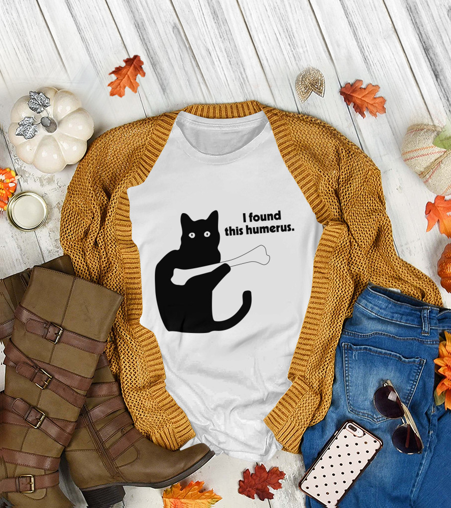 Black Cat with Bone and Humorous Text I Found This Humerus T-Shirt