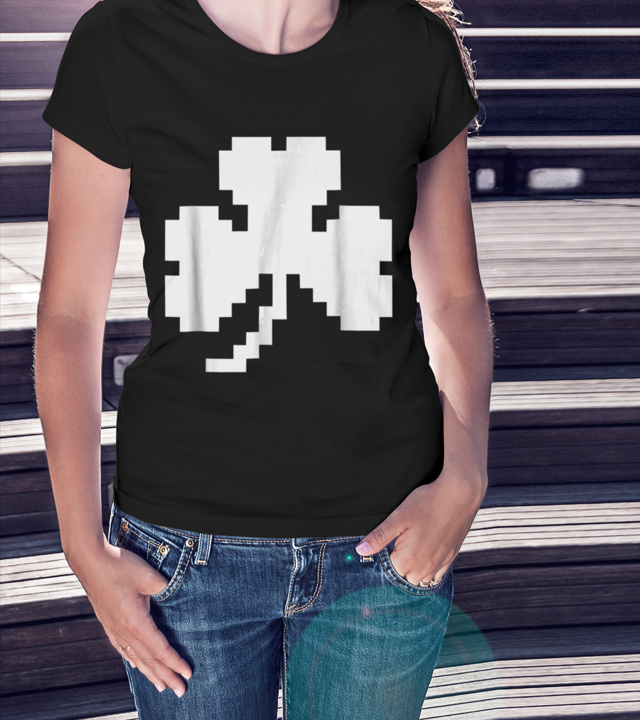 Clover Pixel Irish Shamrock Retro Gaming T-Shirt
