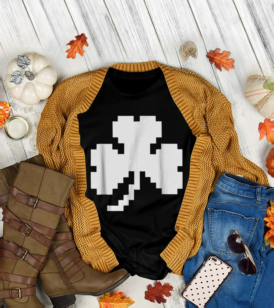 Clover Pixel Irish Shamrock Retro Gaming T-Shirt