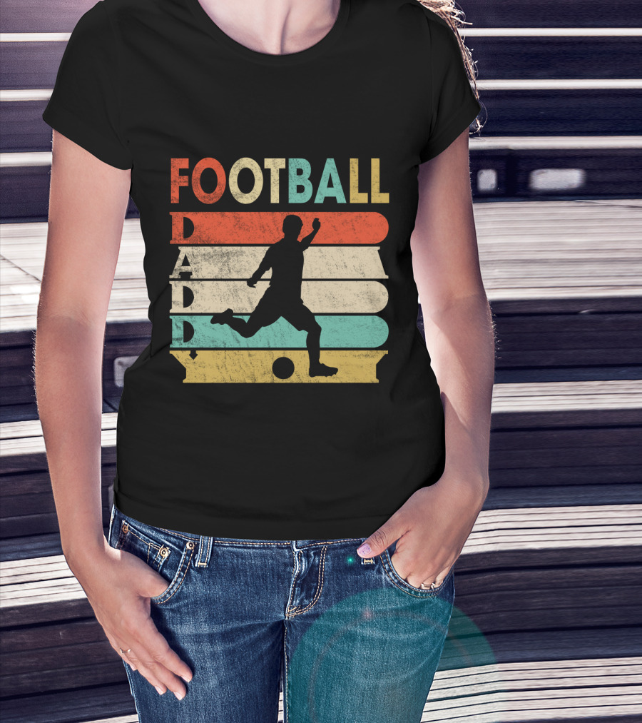 FOOTBALL DADDY Vintage Silhouette Soccer Kicking Retro Stripes T-Shirt