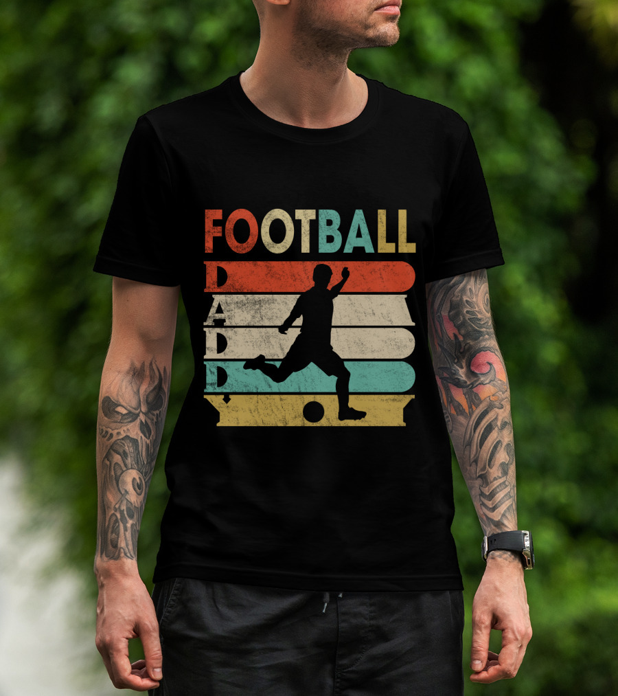 FOOTBALL DADDY Vintage Silhouette Soccer Kicking Retro Stripes T-Shirt