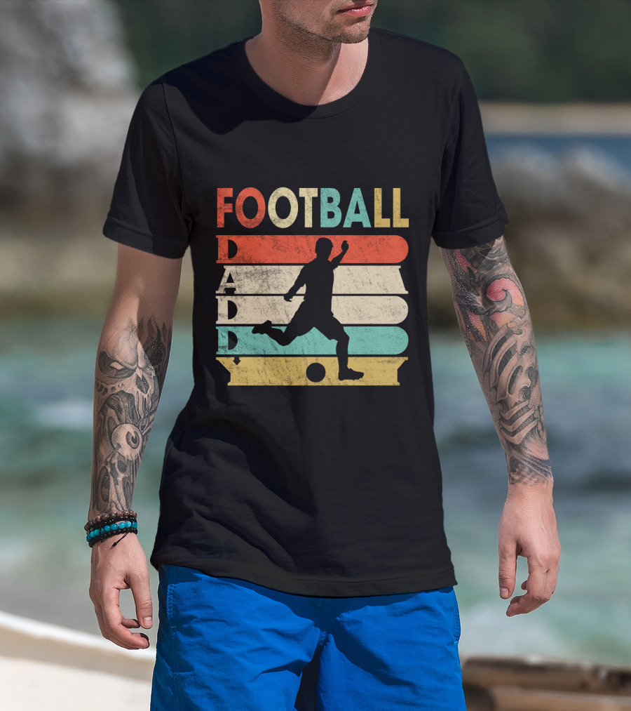 FOOTBALL DADDY Vintage Silhouette Soccer Kicking Retro Stripes T-Shirt